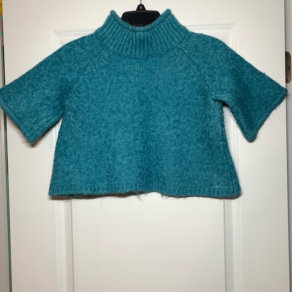 Chic cropped teal turtleneck